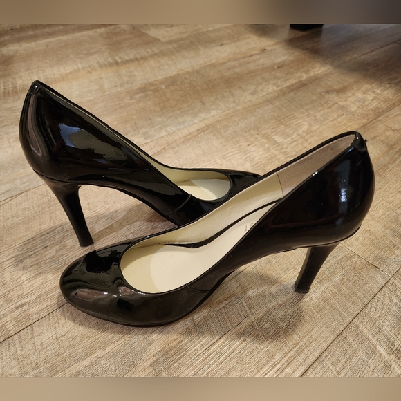 Black patent leather rounded head pump. Size 5M, also fit 5.5, 2.5" heel - Picture 3 of 4